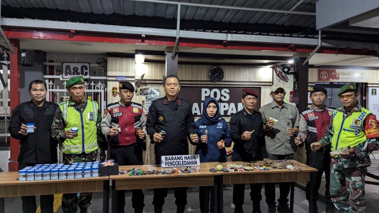 Geledah Kamar Hunian Narapidana di Lapas Kelas IIB