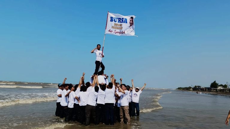 Ratusan Ribu Pendukung Paslon Aep – Maslani Membludak Memadati Lapangan Galuh Mas Karawang.