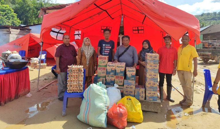 Merasa Perduli Dengan Musibah Banjir Bandang,Guru Dan Murid SMK N 1 Batang Angkola Lakukan Bakti Sosial.