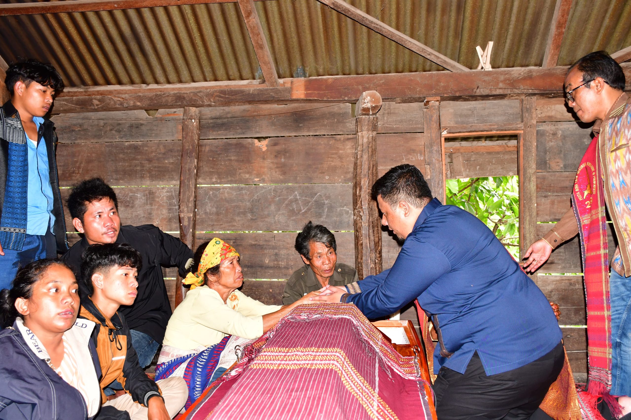 Bupati Samosir Melayat Ke Rumah Duka Korban Longsor Sembahe