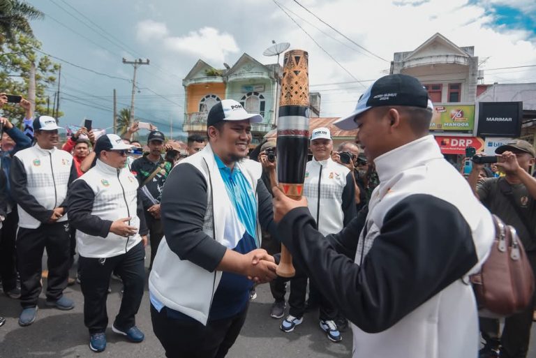 Kirab Api Pekan Olahraga Nasional (PON) XXI Aceh-Sumut tahun 2024 tiba di Padangsidimpuan.