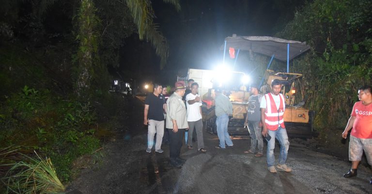 Bupati Tapsel Tinjau Pengaspalan Jalan di Angkola Selatan, Warga Sambut Antusias