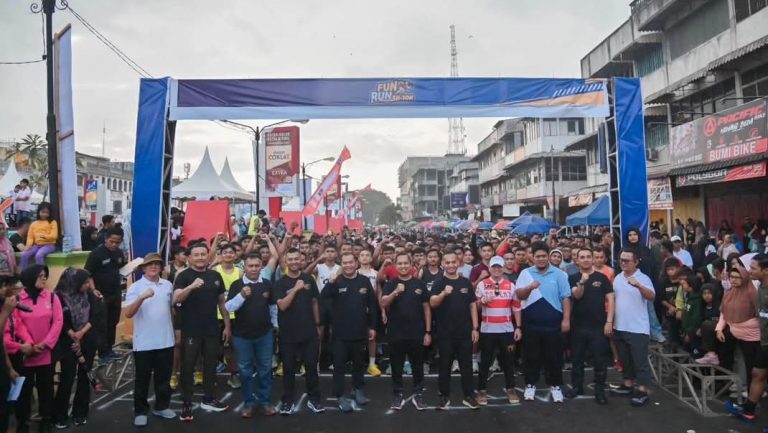 Pj. Wali Kota Padangsidimpuan Lepas Peserta Fun Run 5K dan 10K di Alaman Bolak Padang Nadimpu