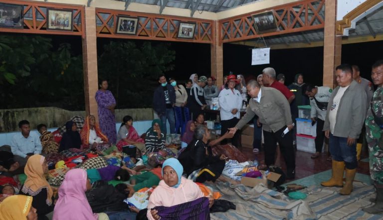 Bupati Tapsel Tinjau Pengungsi Korban Banjir di Tantom Angkola