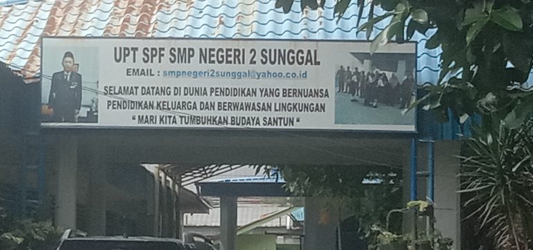 Tidak memahami UU no 14 Tahun 2008 kepala SMPN 2 Sunggal layak untuk dilaporkan