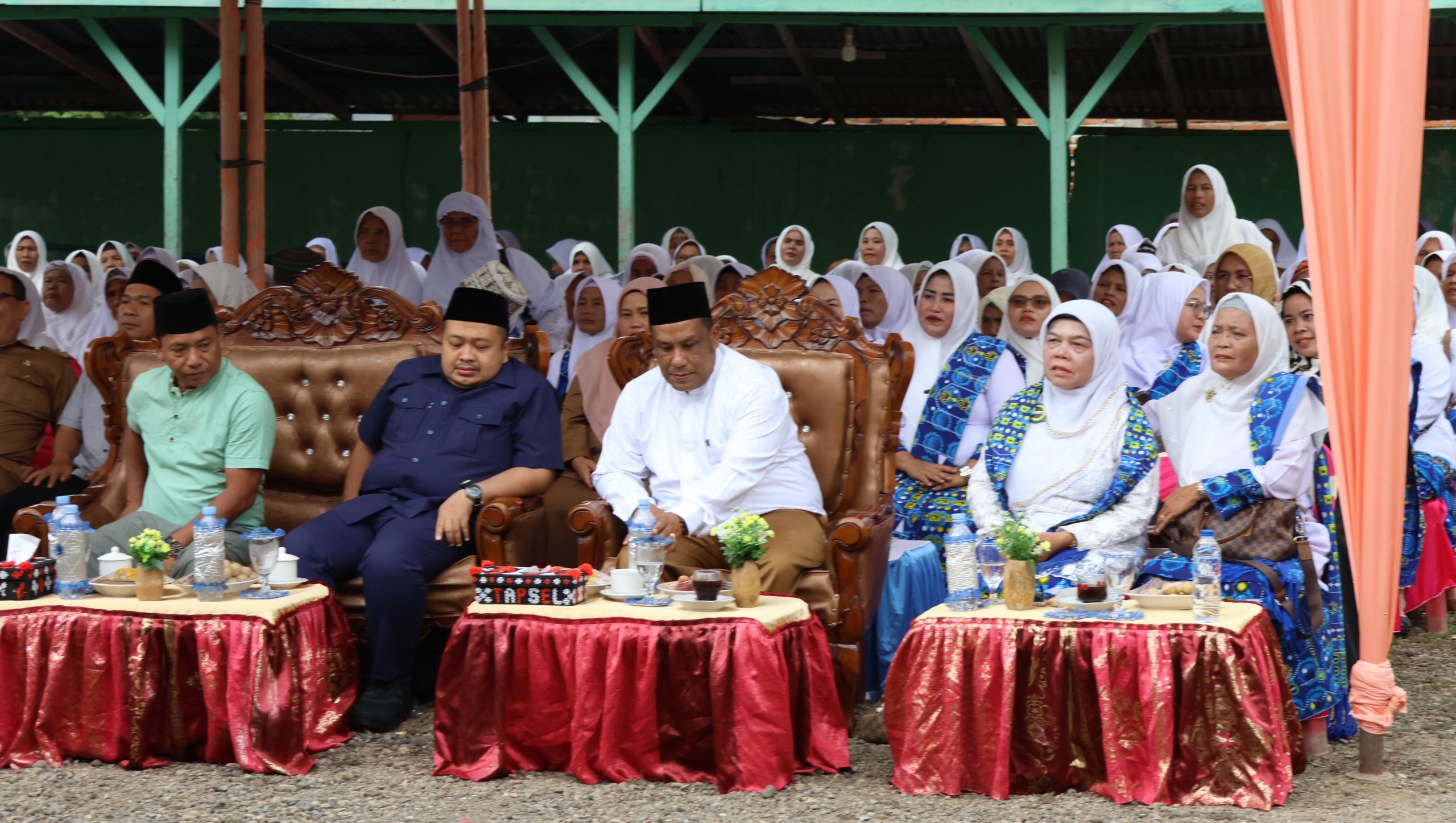 Bupati Dolly Pasaribu Hadiri Pengajian BKMT di Angkola Muara Tais.