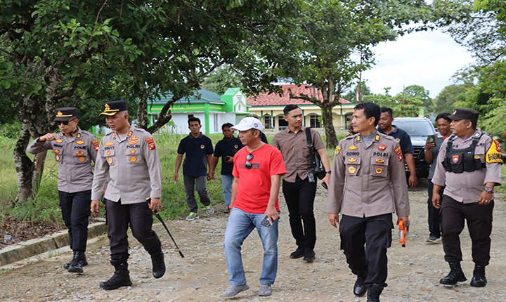 Kapolres Melawi, AKBP Muhammad Syafi’i Mengecek Langsung Lahan Pembangunan Kantor Polsek Pinoh Selatan