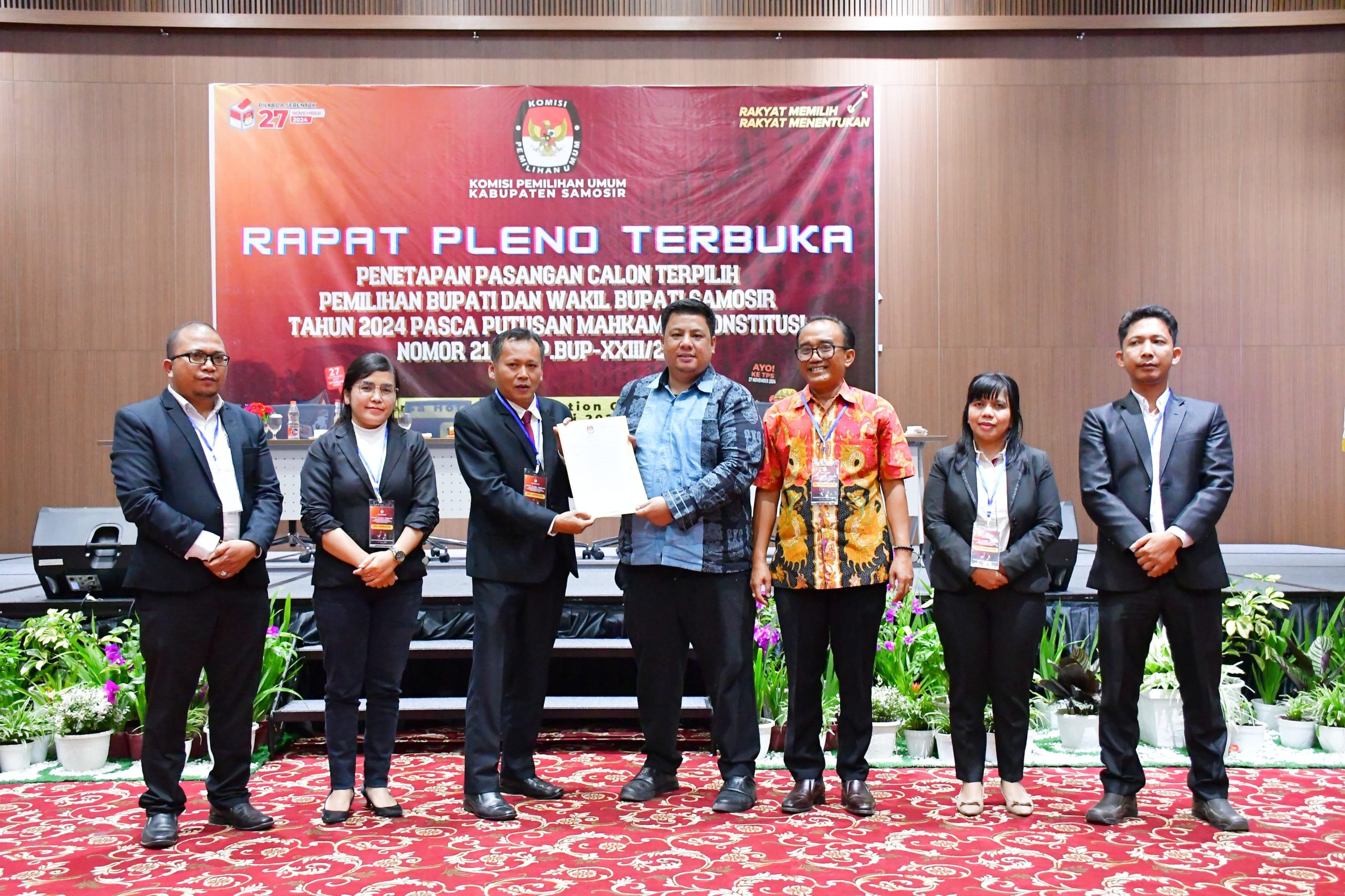 KPUD Samosir Tetapkan Vandiko-Ariston Sebagai Bupati dan Wakil Bupati Terpilih Periode 2025-2030