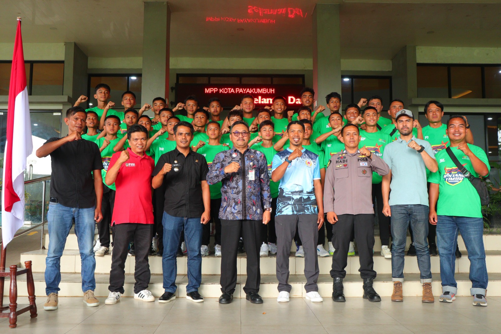 Pj.Wako Suprayitno Lepas Kontingen SSB Bintang Timur