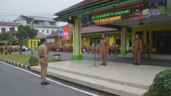 H.Harry Pahlevi Harahap Menjadi Inspektur Upacara Pada Apel Gabungan di Halaman Kantor Wali Kota Padangsidimpuan.