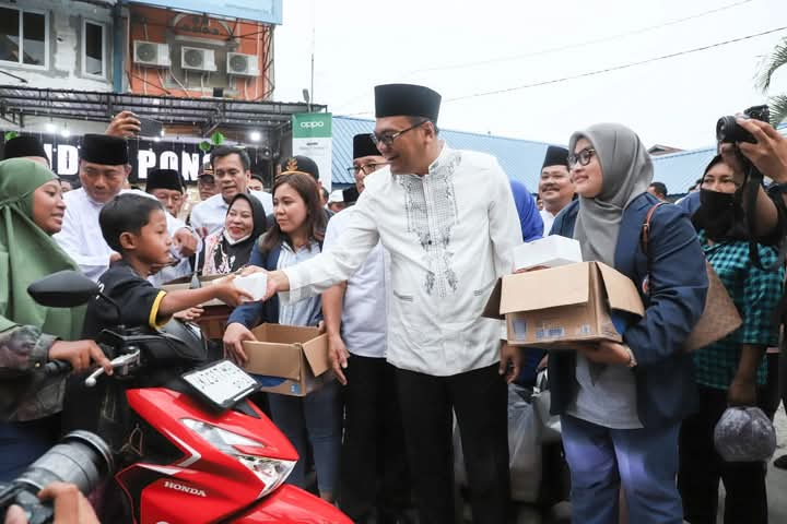 Bupati Bersama Wakil Bupati Deli Serdang Bagikan Takjil Didepan Kantor Camat Tanjung Morawa