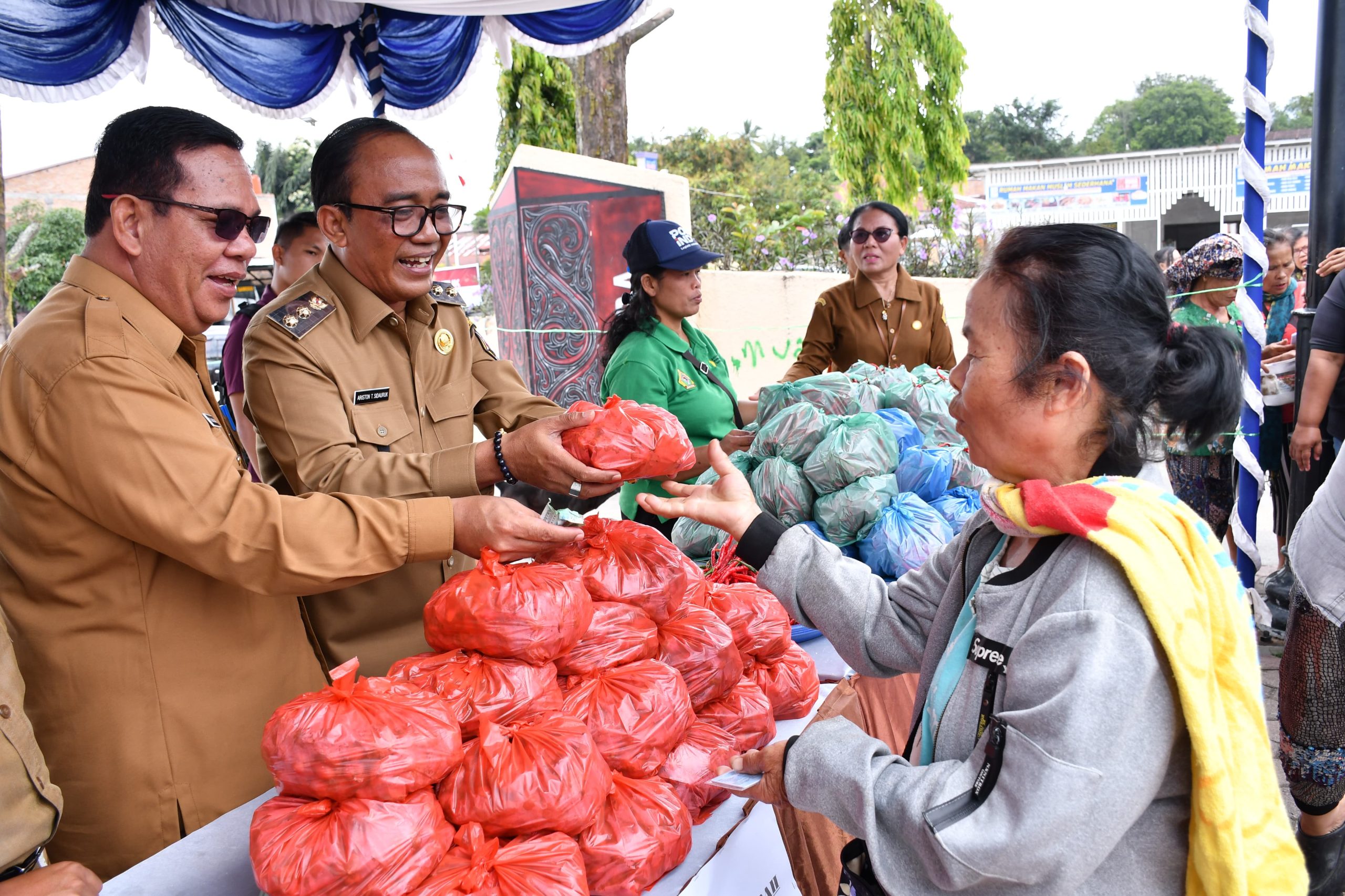 Gerakan Pangan Murah Di Pangururan Diserbu Warga