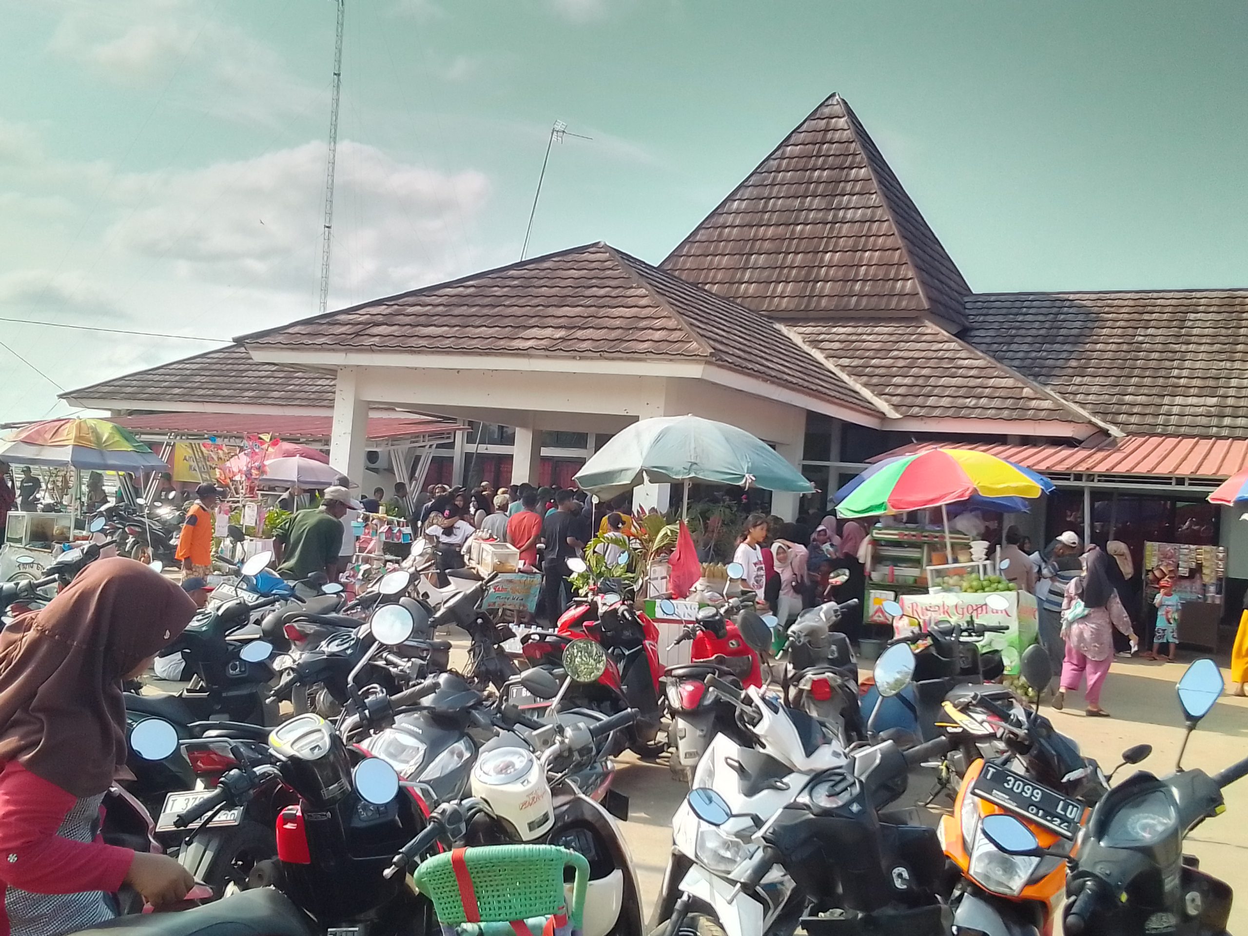 Penyaluran Bansos Selama 4 Hari Di Kantor Kecamatan Diduga Menghambat Pelayanan Administrasi.