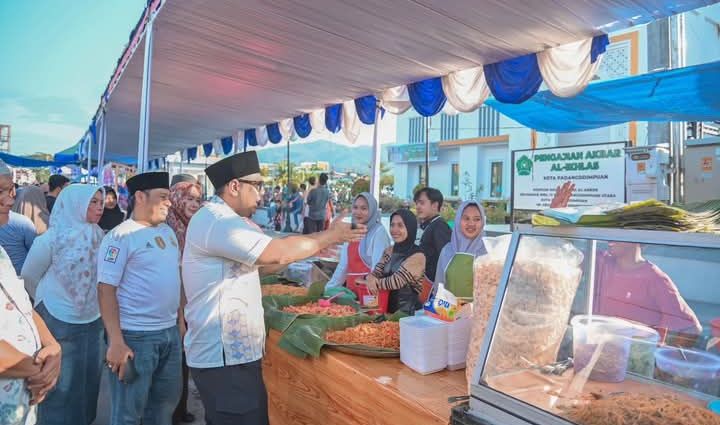 Wakil Wali Kota Padangsidimpuan H. Harry Pahlevi Harahap ‘Ngabuburit’ di Padangsidimpuan Ramadhan Fair 2025