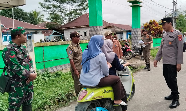 Polsek Kota Baru Gelar Patroli Bersama Forkopimcam Tanah Pinoh Sosialisasikan Lalu Lintas Satu Arah