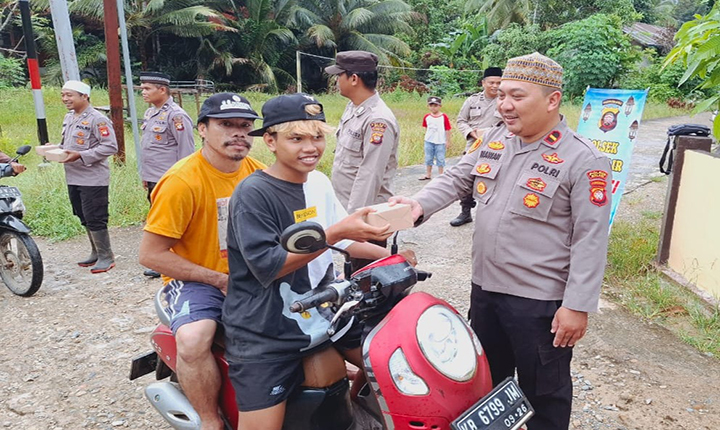 Gratis, Polsek Ella Hilir Kembali Berbagi Takjil Kepada Warga