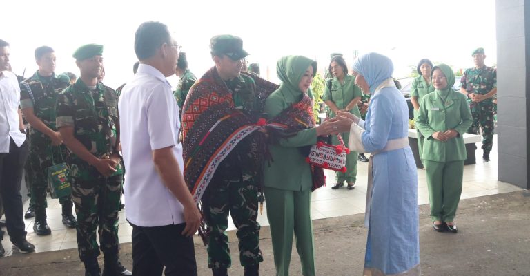 Bupati Tapanuli Selatan Bersama Ny.Murni Gus Irawan Sambut Kunjungan Pangdam I Bukit Barisan.