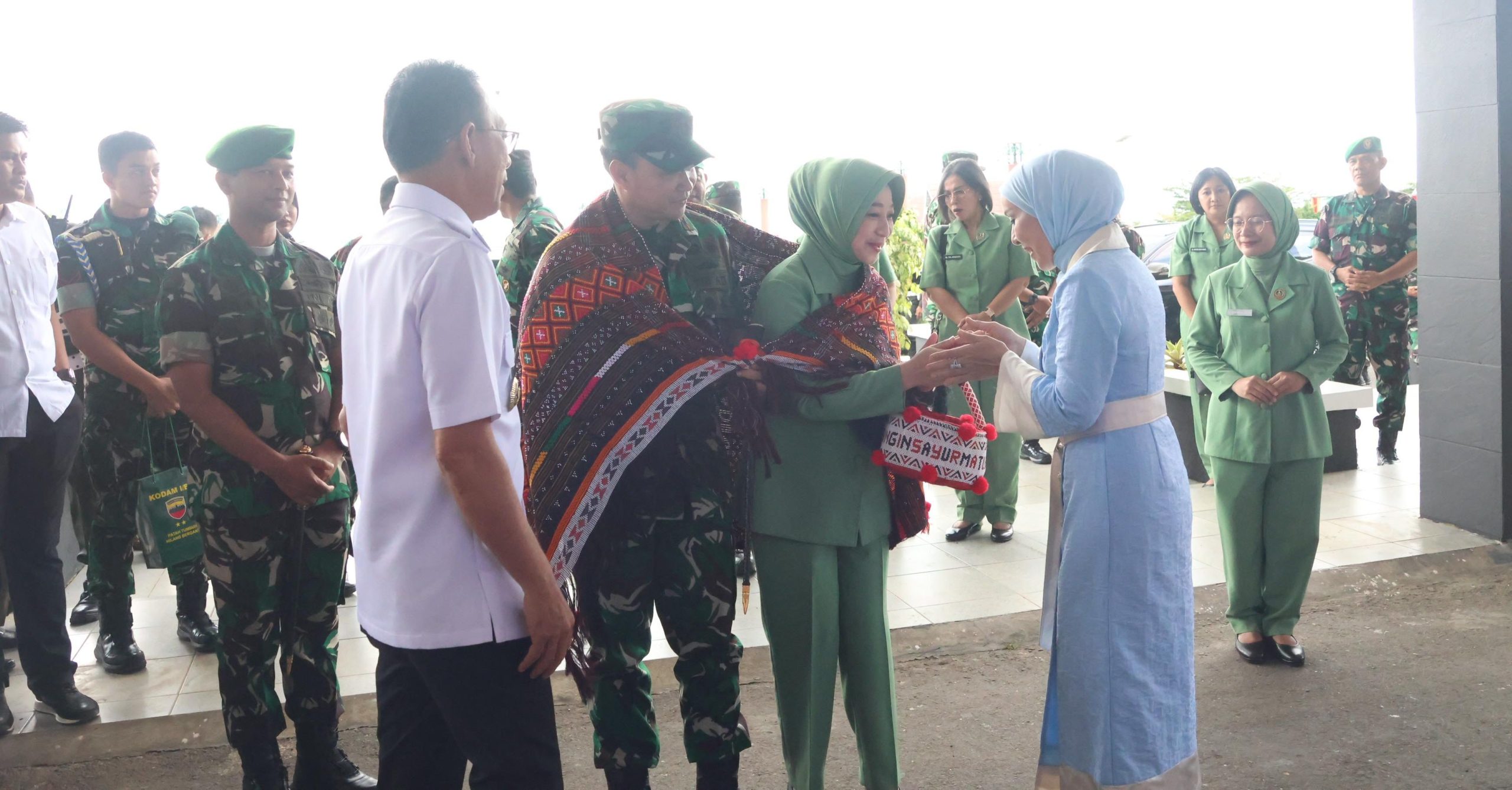 Bupati Tapanuli Selatan Bersama Ny.Murni Gus Irawan Sambut Kunjungan Pangdam I Bukit Barisan. Bupati Tapanuli Selatan Bersama Ny.Murni Gus Irawan Sambut Kunjungan Pangdam I Bukit Barisan.