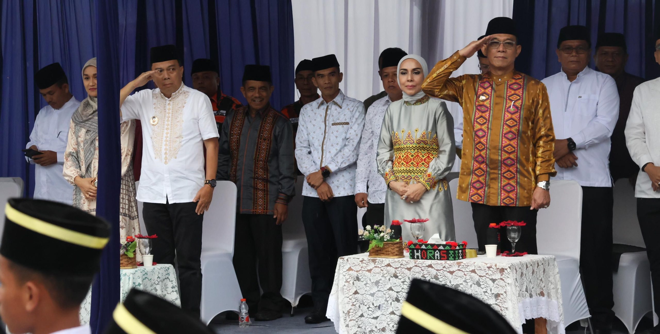 Ribuan Warga Memadati Pasar Sipagimbar Menyakdikan Paeai Ta’aruf MTQ Ke 57. Ribuan Warga Memadati Pasar Sipagimbar Menyakdikan Paeai Ta’aruf MTQ Ke 57.