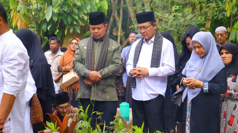 Wako Payakumbuh Zulmaeta Antarkan Jenazah Guru Masa Sekolah