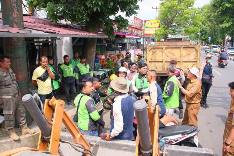 Pemko Payakumbuh Bongkar Bangunan Liar