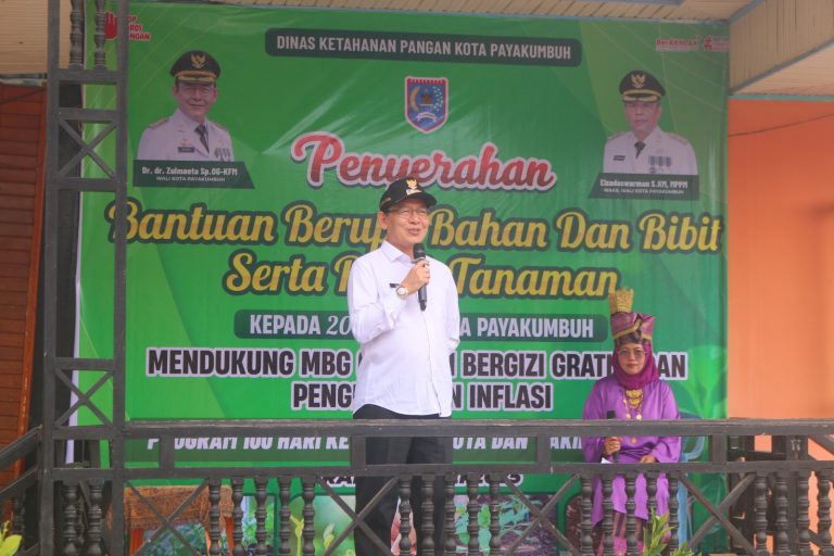 Pengendalian Inflasi, Wako Zulmaeta Serahkan Batuan