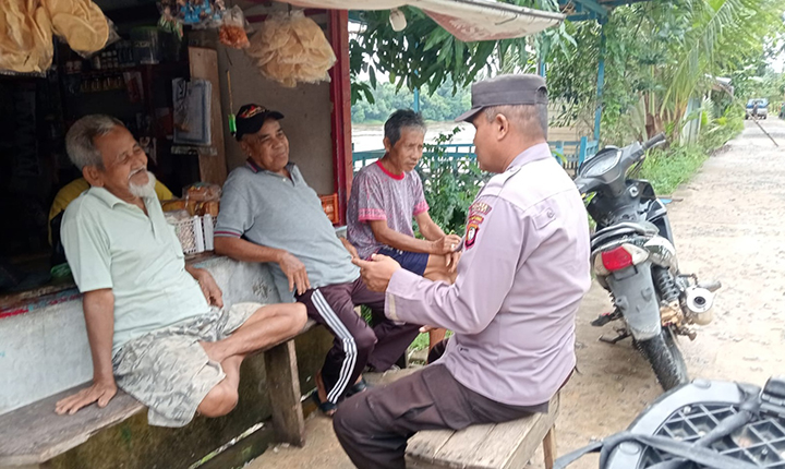 Bhabinkamtibmas Polsek Ella Hilir Sambangi Warga Lakukan Pembinaan Keamanan