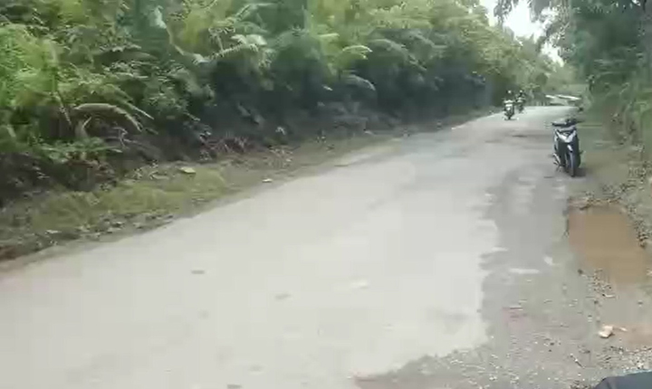 Warga Keluhkan Ruas Jalan Nasional Yang Berlubang