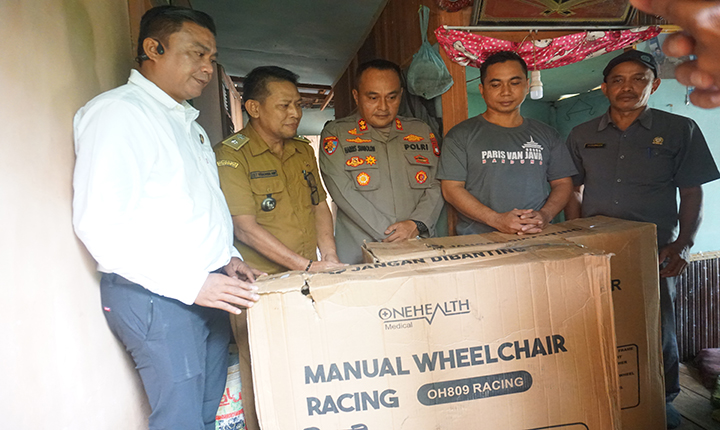 AKBP Harris Batara Simbolon Serahkan Langsung Bantuan 2 Kursi Roda Kepada Penyandang Disabilitas