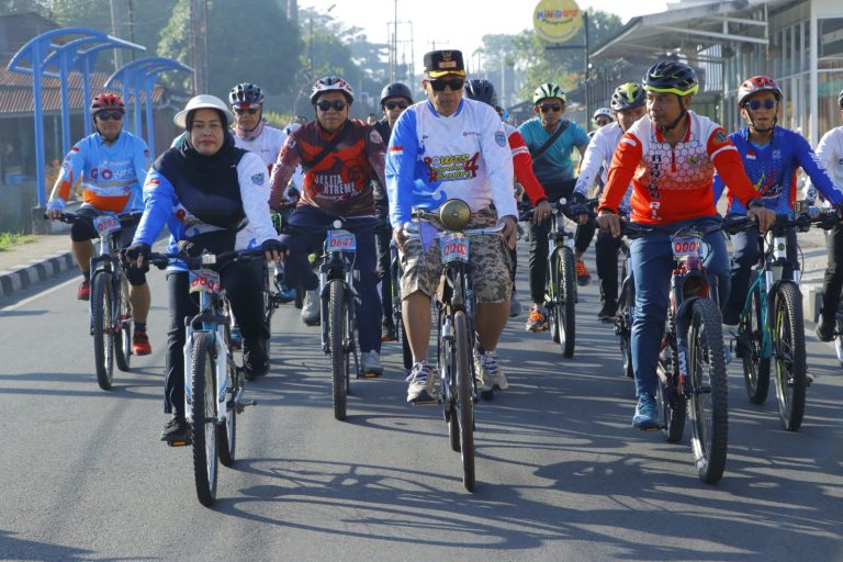 Dengan Sepeda Ontelnya, Wawako Ikut Meriahkan Gowes