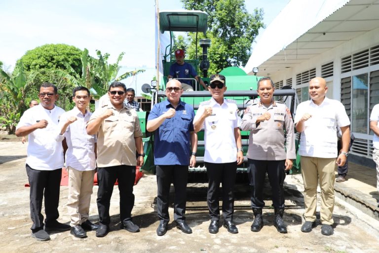 Serahkan Bantuan Alsintan, Komisi I DPR RI Sabam Rajagukguk : Ini Hasil Perjuangan Bupati Tapsel