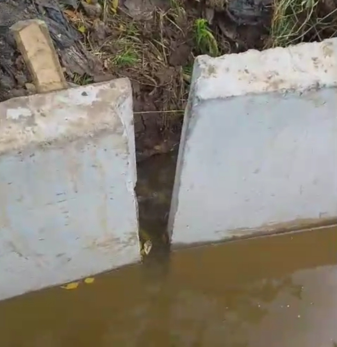 Diduga Lemahnya Pengawasan Dari Dinas Pupr Pemasangan U-ditch Dilaksanakan Malam Hari Disaat Air Banjir.