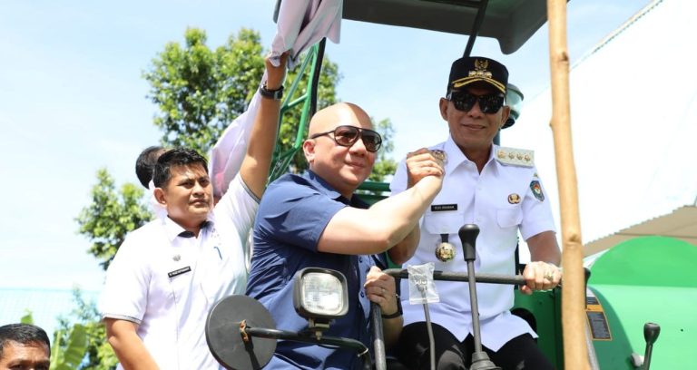 Serahkan Bantuan Alsintan, Komisi I DPR RI Sabam Rajagukguk : Ini Hasil Perjuangan Bupati Tapsel