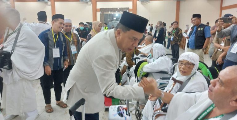 Lepas 174 JCH, Bupati Tapsel Gus Irawan : “Tak Ada Perjalanan yang Lebih Indah Selain Ibadah Haji”