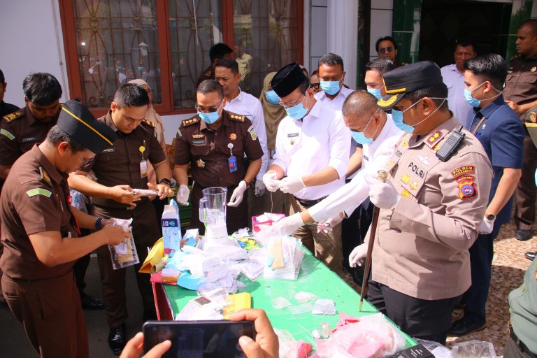 Kejari Payakumbuh Musnahkan Barang Bukti, Wako Zulmaeta Apresiasi