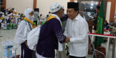 Wakil Bupati Tapsel Jafar Syahbuddin Ritonga Sambut Kepulangan Jemaah Haji Kloter 20 Di Asrama Haji Medan.