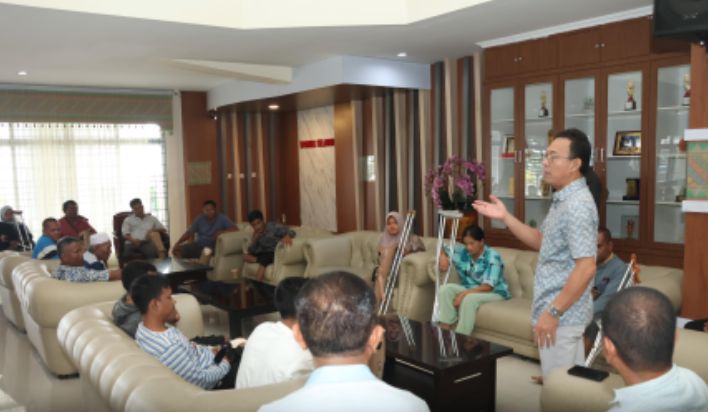 Bupati Tapsel Menyambut Kedatangan 16 Orang Warga Penyandang Disabilitas Usai Menjalani Pemasangan Tangan Dan Kaki Palsu Di Medan.