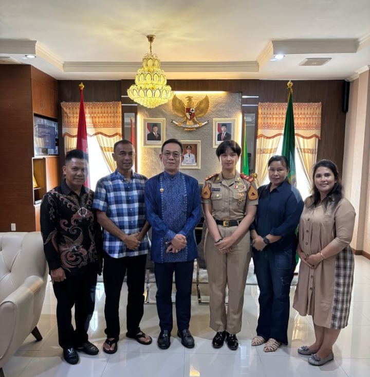 Armen Sanusi Harahap Dari Fraksi Gerindra Bawa Berkunjung Dela Astauli Quineeie Sebayang Yang Telah Membawa Harum Nama Tapanuli Selatan Kepada Bupati.