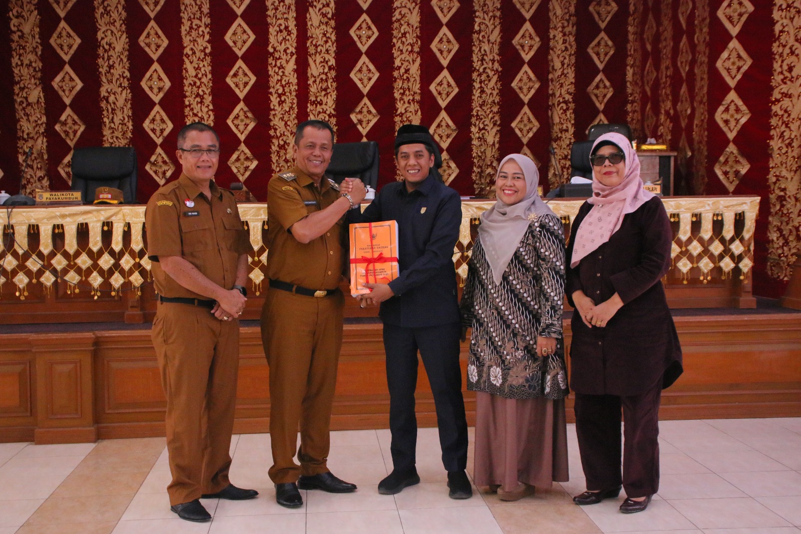 Pemko Payakumbuh Sampaikan Nota Keuangan APBD 2025 Pemko Payakumbuh Sampaikan Nota Keuangan APBD 2025
