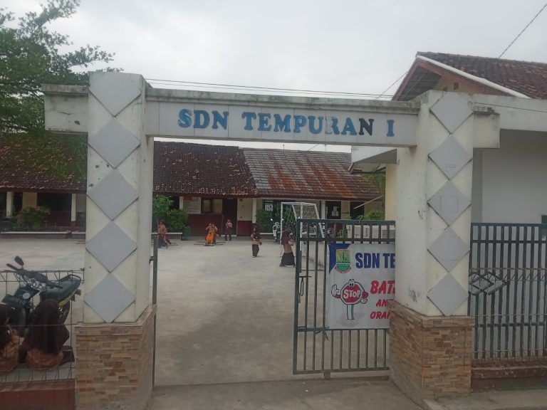 Kepala Sekolah SDN Tempuran 1 Diduga Abaikan Instruksi Bupati, Memungut Bahan Matrial Untuk Pagar.