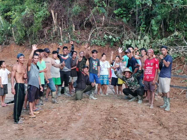 Warga Sambut Gembira, Program TMMD Kodim 1205/STG Rampungkan Pembangunan Jembatan Pertama Penghubung Antar Desa