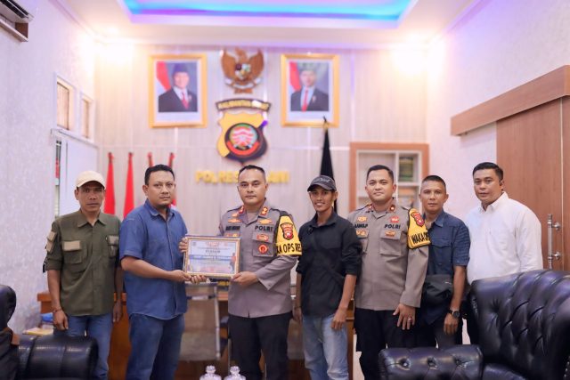 PGM HUT RI Ke-80 Serahkan Piagam Unik Kepada Kapolres, Wakapolres Dan Kasat Reskrim Polres Melawi