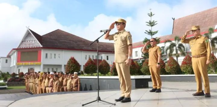 Disiplin Kerja Yang Dalam Beberapa Kesempatan Selalu Di Gembar Gemborkan Bupati Tapsel Di Duga Hanya Untuk Pencitraan Belaka.