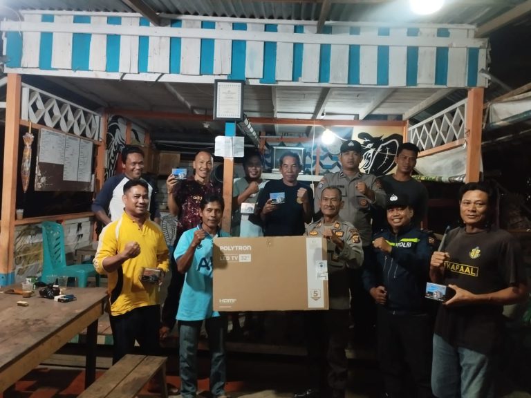 Satbinmas Polres Melawi Sampaikan Pesan Kamtibmas Dan Beri Bantuan Satkamling