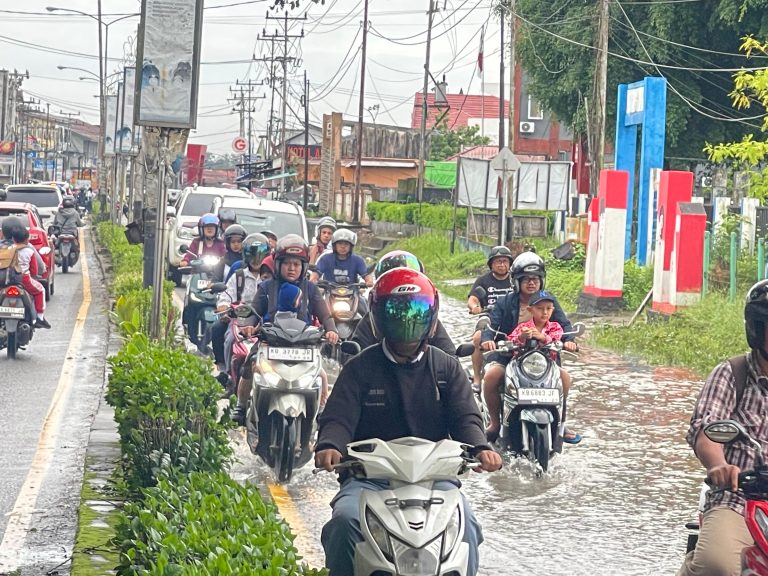 Jalan Nasional di Tengah Ibukota  Kabupaten Melawi Rentan Genangan Air
