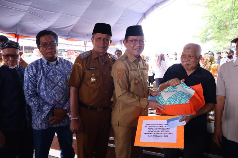 Pemko Payakumbuh Salurkan Bantuan Tunai Korban Kebakaran