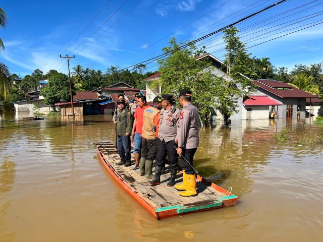 Kapolres Melawi Pantau Kondisi Banjir di Kecamatan Sayan Dan Tanah Pinoh