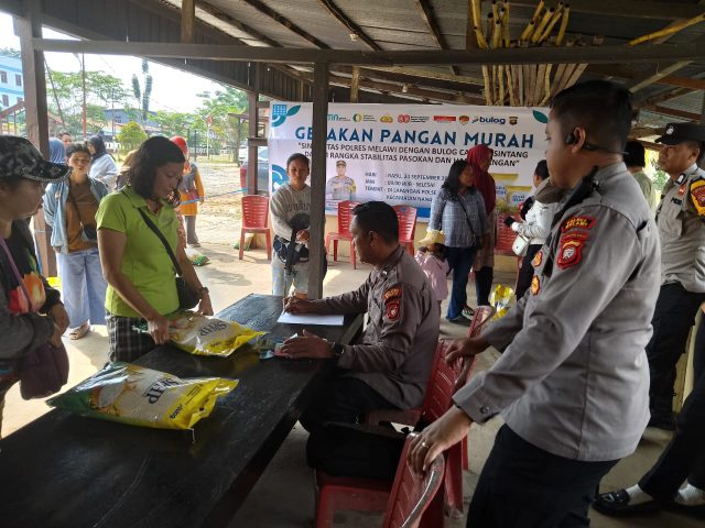 Gerakan Pangan Murah Polsek Nanga Pinoh Ramai Didatangi Warga