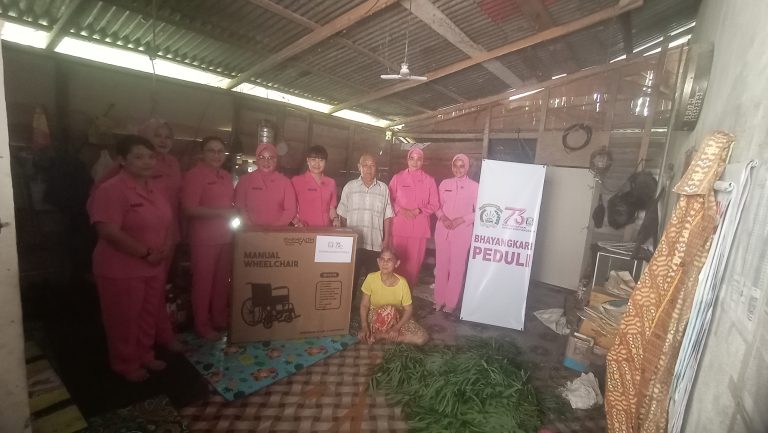 Bhayangkari Polres Melawi Berikan Bantuan Kursi Roda