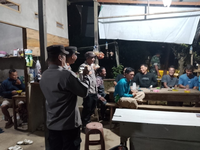 Kapolsek Menukung Pimpin Patroli Bersama TNI